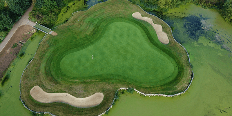 northamptons=premier-golf-club-18th-hole birds-eye-view of collingtree parks 18th hole